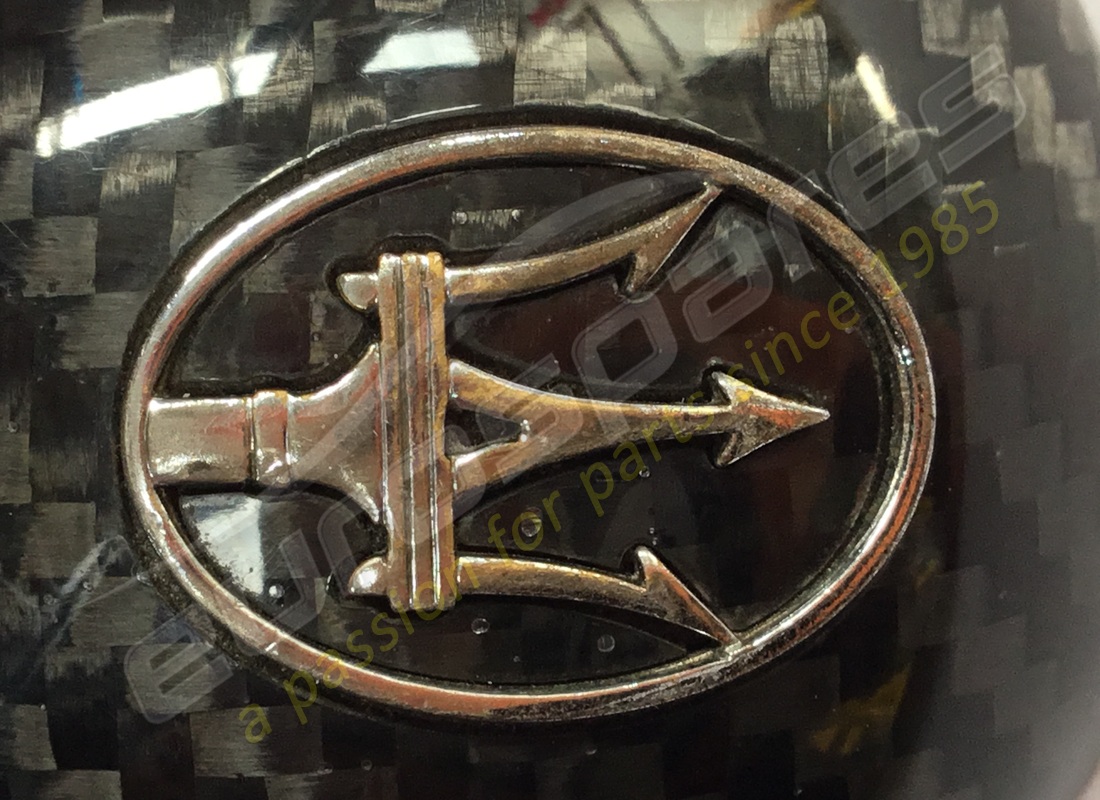 insert de pommeau de levier de vitesse d'occasion maserati - carbone. numéro de pièce 82413677 (4)