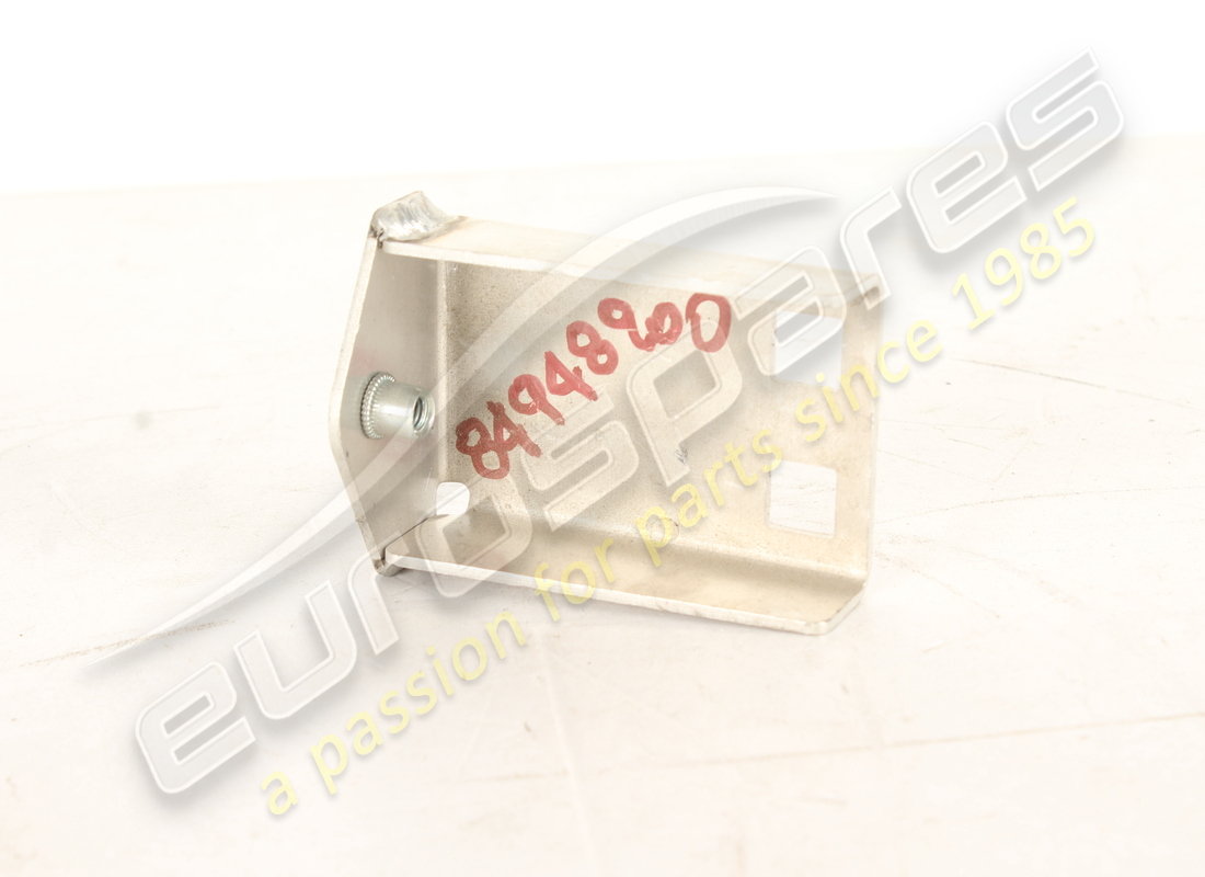 nouveau support de fixation latéral extérieur ferrari. numéro de pièce 84948900 (2)