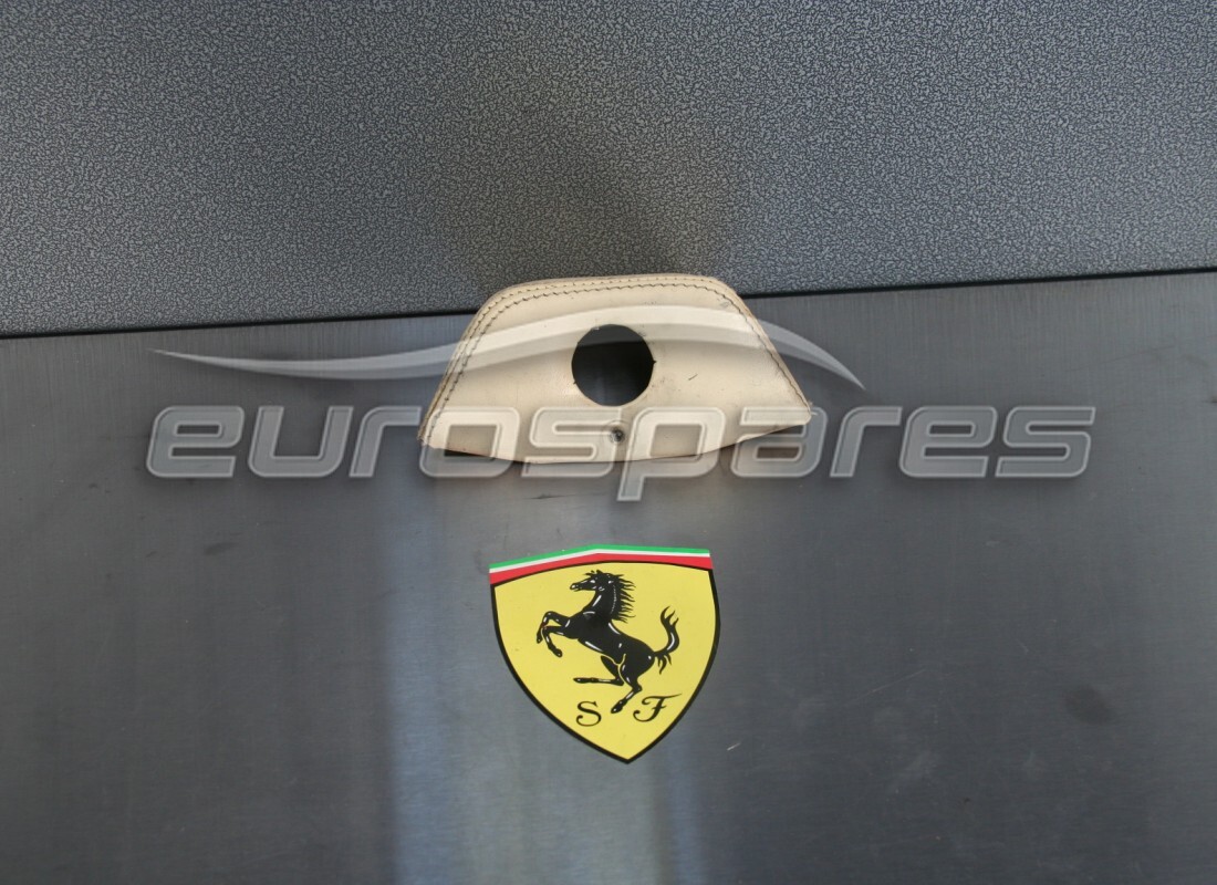 MOULURE DE FIXATION DE TOITURE Ferrari UTILISÉE. NUMÉRO DE PIÈCE 629581.. (1)