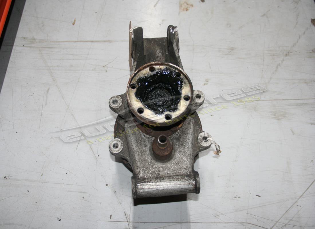 UTILISÉ Ferrari SUPPORT DE MOYEU DROIT. NUMÉRO DE PIÈCE 124962 (1)