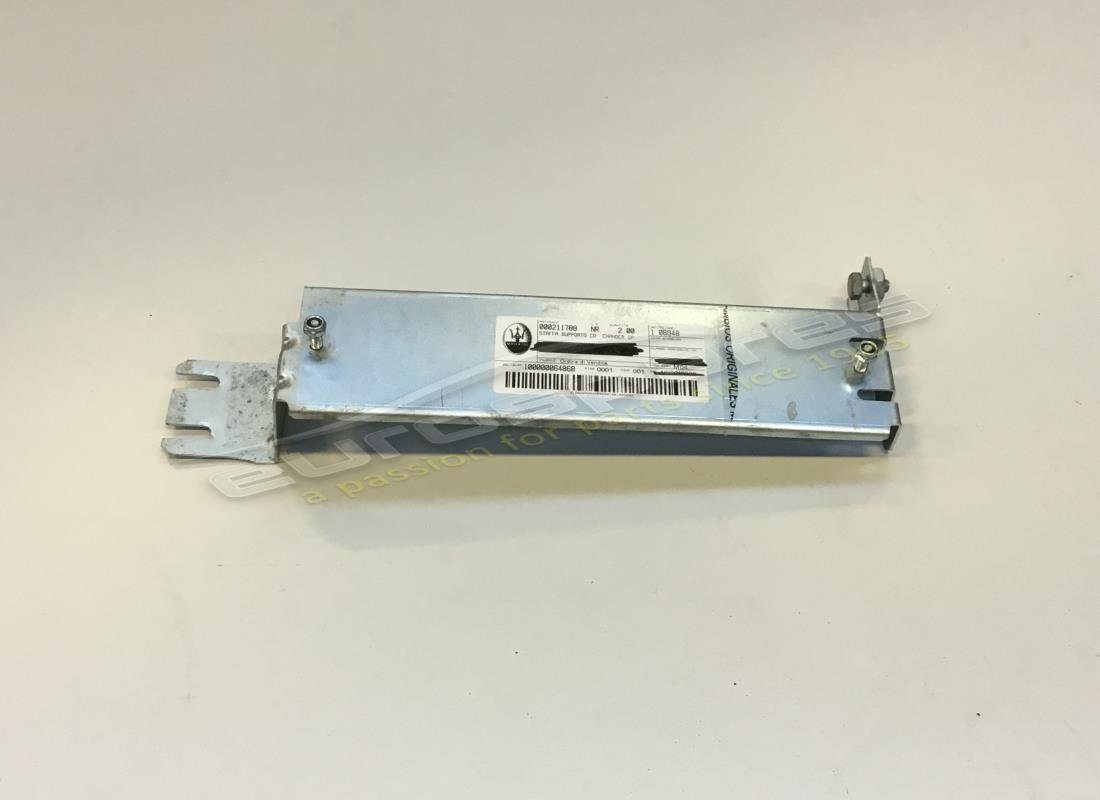 UTILISÉ Maserati SUPPORT COMPLET POUR CHANGEUR DE CD. NUMÉRO DE PIÈCE 211798 (1)