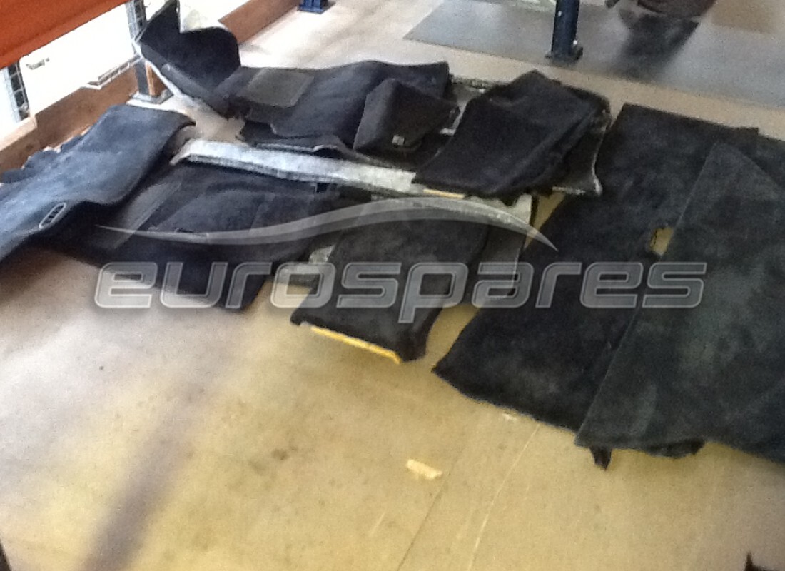 ENSEMBLE DE TAPIS Ferrari UTILISÉ. NUMÉRO DE PIÈCE FCPT006 (1)