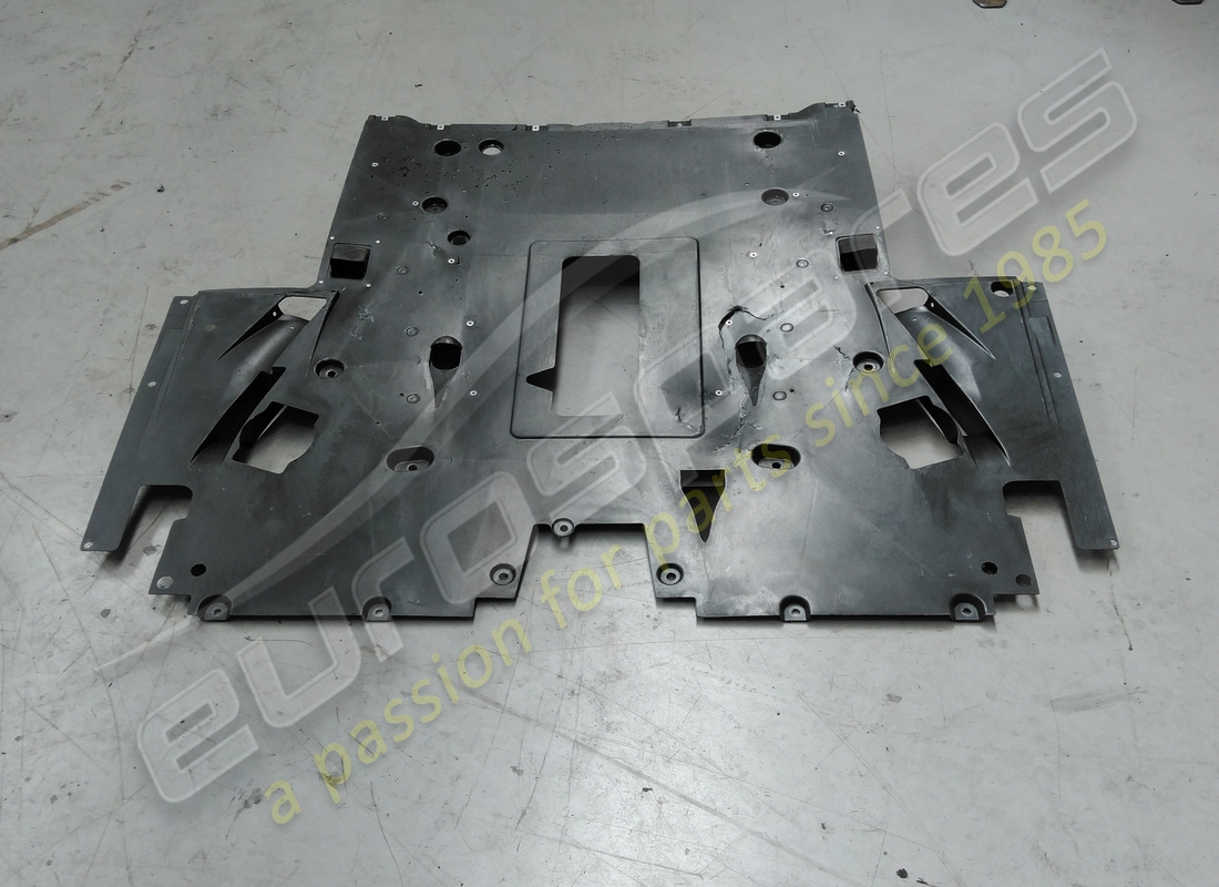 bouclier de sous-caisse arrière complet ferrari endommagé. numéro de pièce 909606 (1)