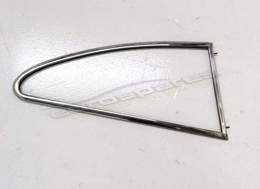 MOULURE DE FENÊTRE LATÉRALE ARRIÈRE DROITE Ferrari UTILISÉE. NUMÉRO DE PIÈCE 2424233408 (1)