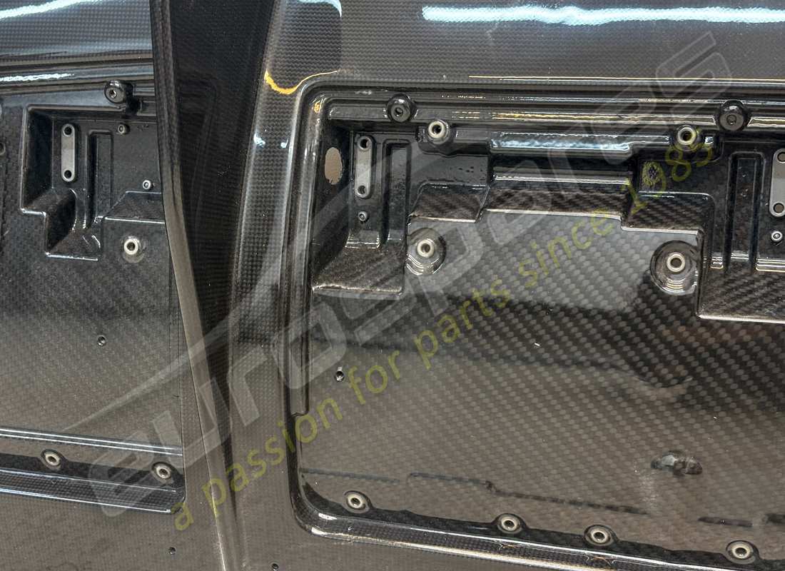 nouveau diffuseur de carbone ferrari. numéro de pièce 85916400 (2)