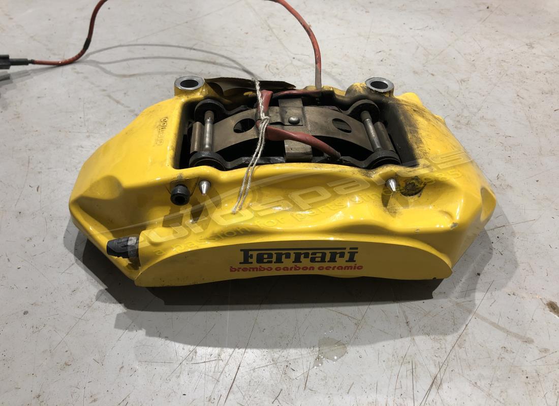 UTILISÉ Ferrari ÉTRIER ARRIÈRE DROIT AVEC PLAQUETTES. NUMÉRO DE PIÈCE 278867 (1)