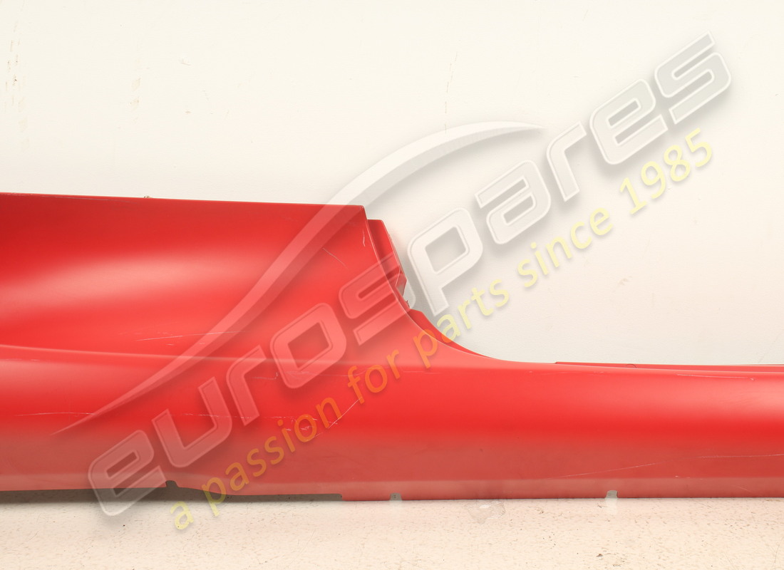 utilisé ferrari revêtement sous-porte droit. numéro de pièce 66099410 (3)
