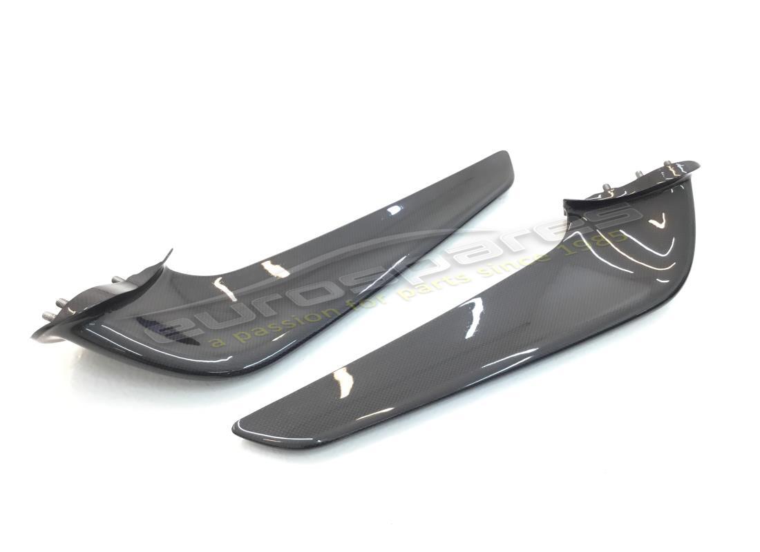 KIT DE SPOILERS AVANT NEUF FERRARI FIBRE DE CARBONE. NUMÉRO DE PIÈCE 70001915 (2) kit de spoilers avant neuf ferrari fibre de carbone. numéro de pièce 70001915 (2)