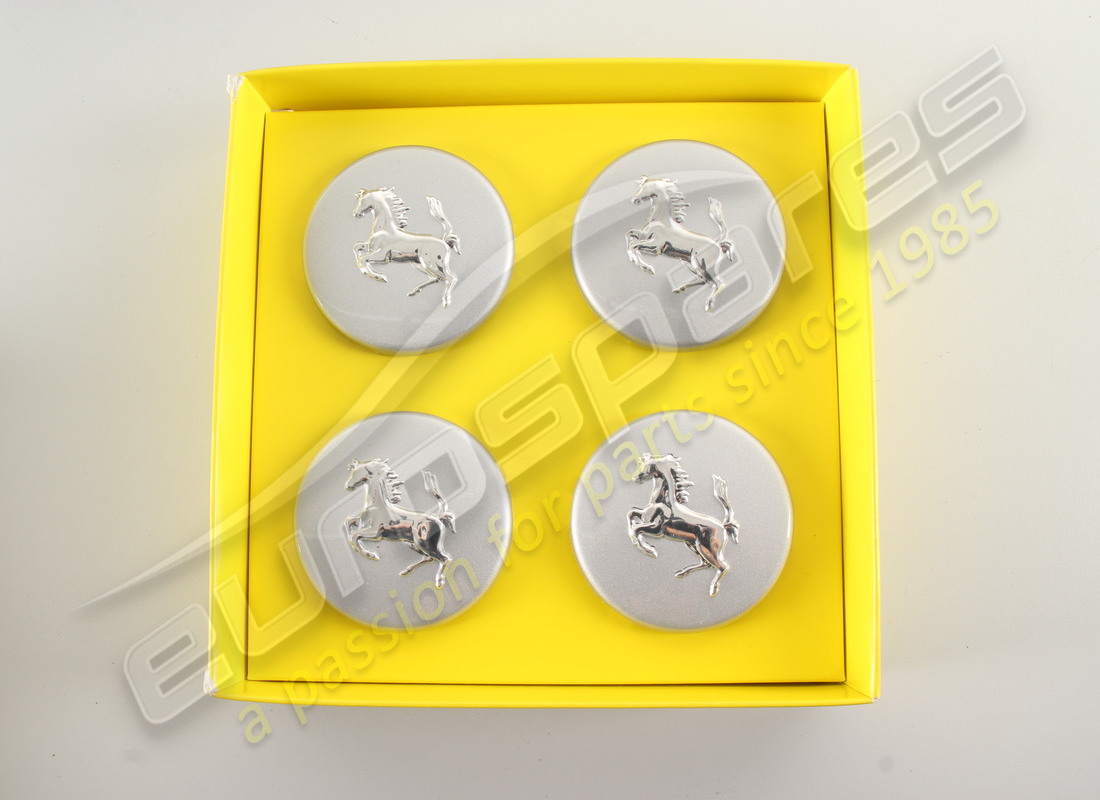 kit de capuchons de centre de roue neuf ferrari (argent). numéro de pièce 70001467 (1)