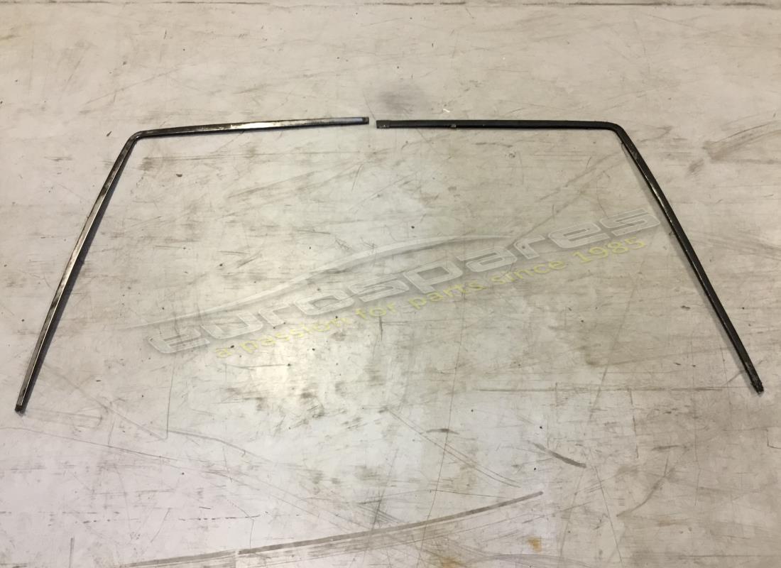 ENSEMBLE DE MOULURES D'ÉCRAN AVANT Ferrari UTILISÉ. NUMÉRO DE PIÈCE 60998800 (1)