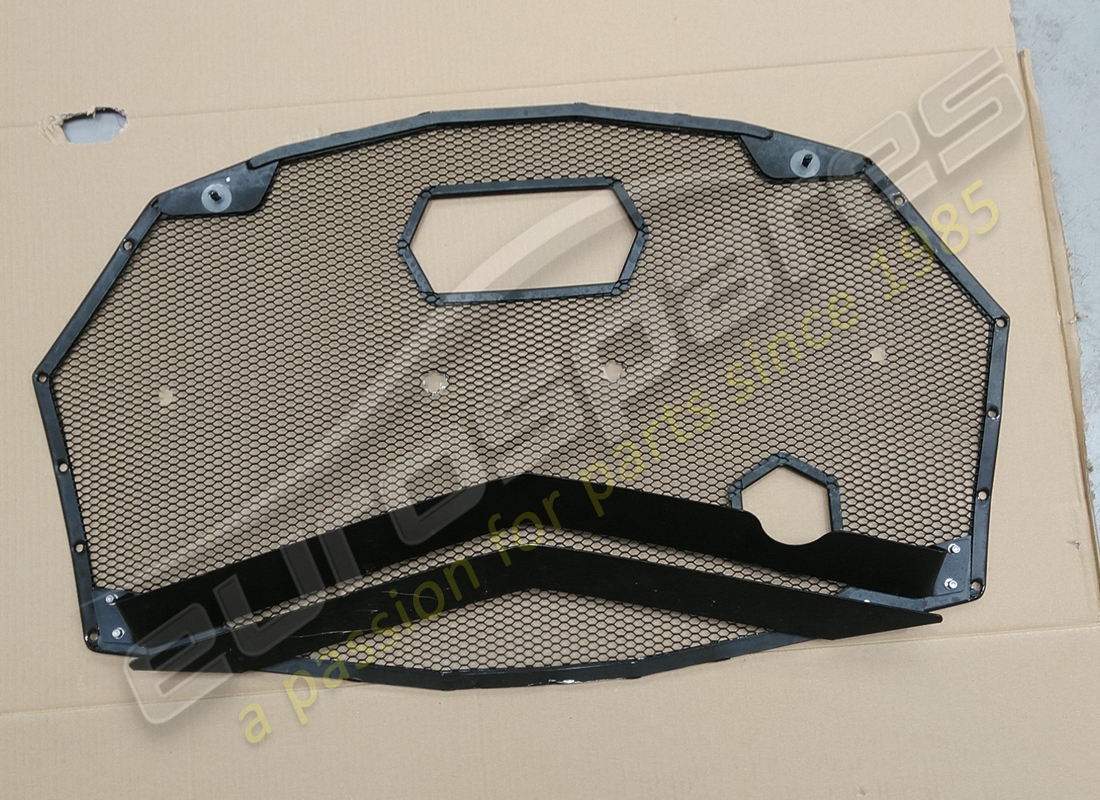 couverture lamborghini endommagée. numéro de pièce 470103786l (2)