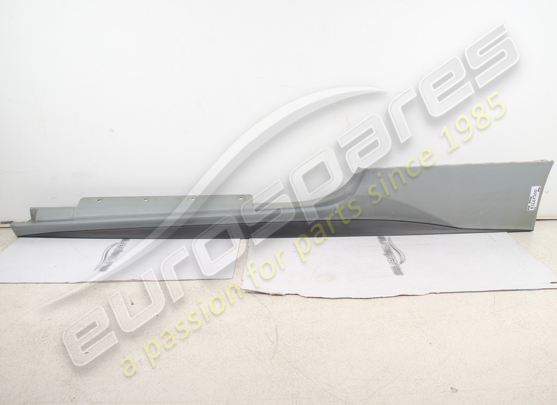 nouvelle garniture sous-porte gauche ferrari. numéro de pièce 83261500 (1)