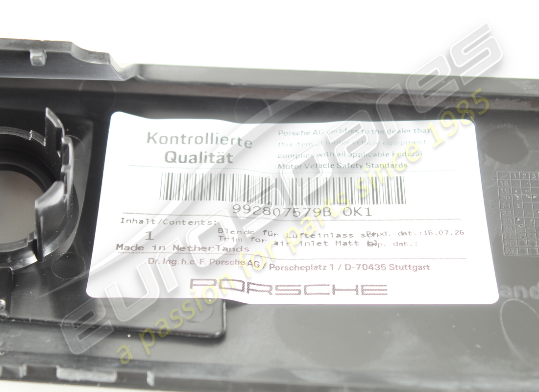 NOUVELLE GARNITURE PORSCHE POUR ENTRÉE D'AIR NOIR MAT. RÉFÉRENCE 992807579BOK1 (3) nouvelle garniture porsche pour entrée d'air noir mat. référence 992807579bok1 (3)