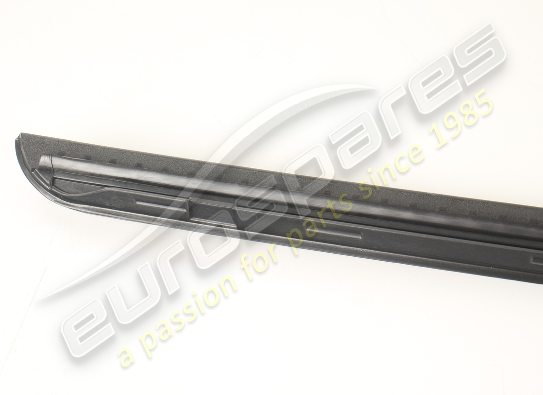 nouvelle moulure gauche maserati. numéro de pièce 670142160 (2)