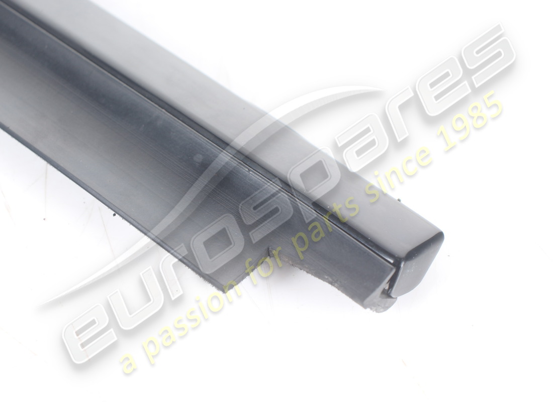 moulure rh utilisée ferrari. numéro de pièce 61538900 (3)