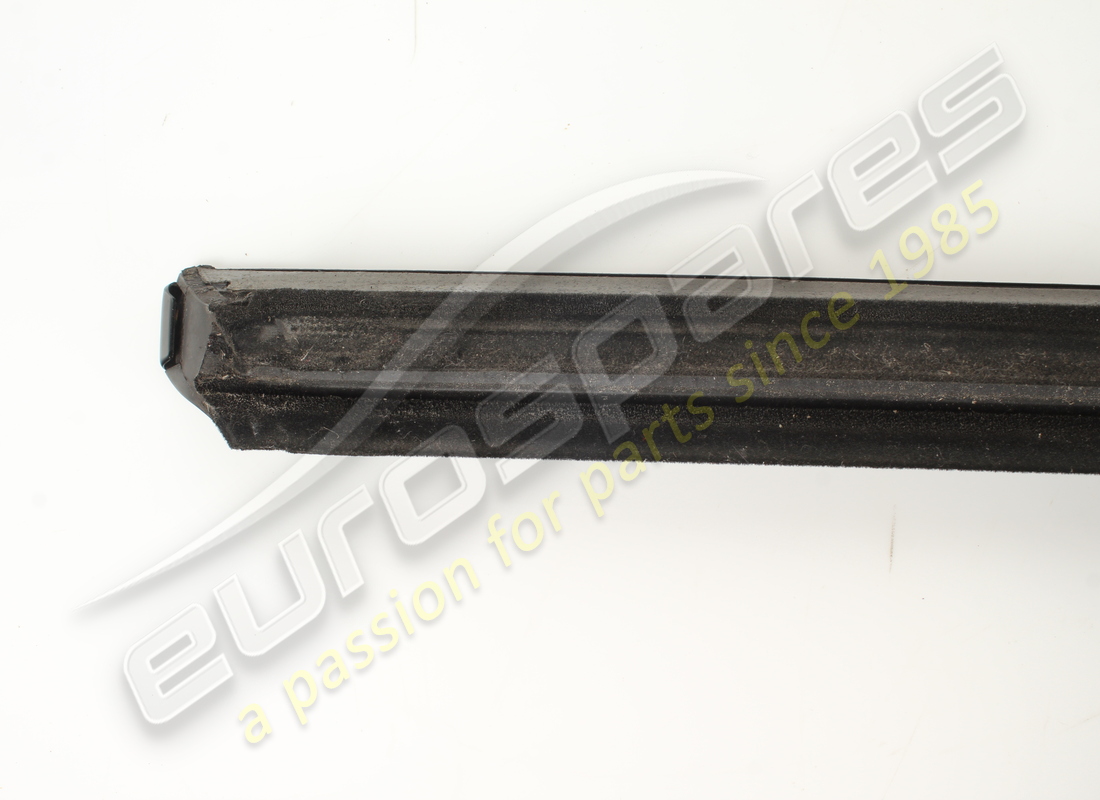 joint de grattoir de vitre extérieure droit d'occasion maserati. numéro de pièce 82076000 (10)