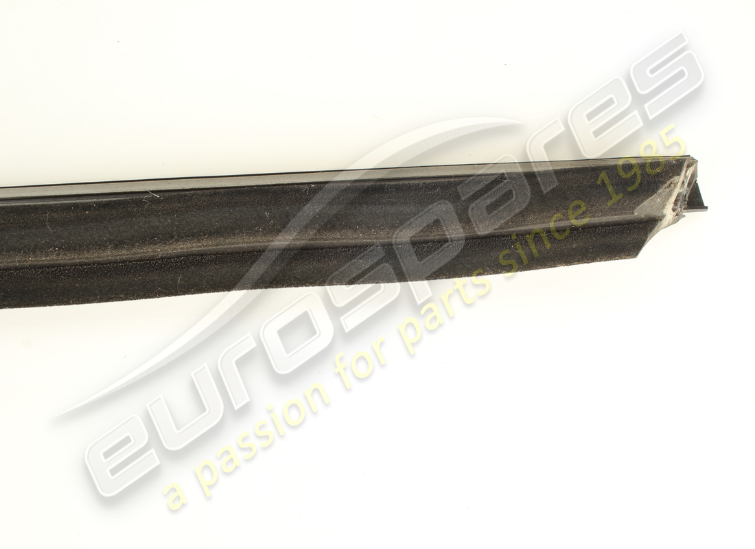 joint de grattoir de vitre extérieure droit d'occasion maserati. numéro de pièce 82076000 (12)
