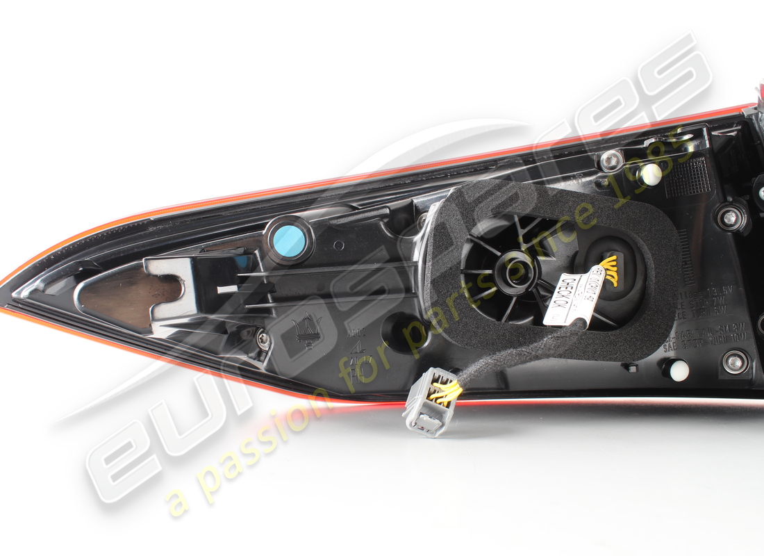 NOUVEAU FEU ARRIÈRE EXTÉRIEUR DROIT MASERATI. NUMÉRO DE PIÈCE 670106830 (5) nouveau feu arrière extérieur droit maserati. numéro de pièce 670106830 (5)