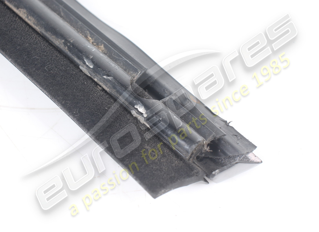 moulure rh utilisée ferrari. numéro de pièce 61538900 (6)