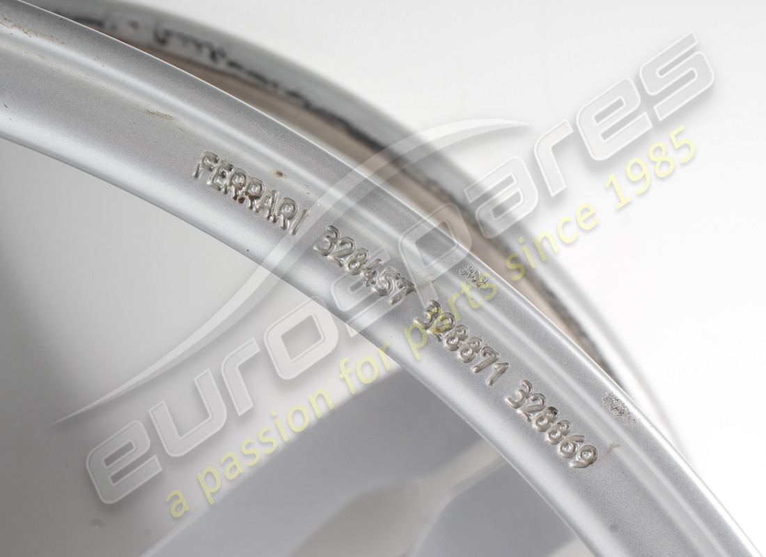 utilisé ferrari roue arrière. numéro de pièce 328871 (3)