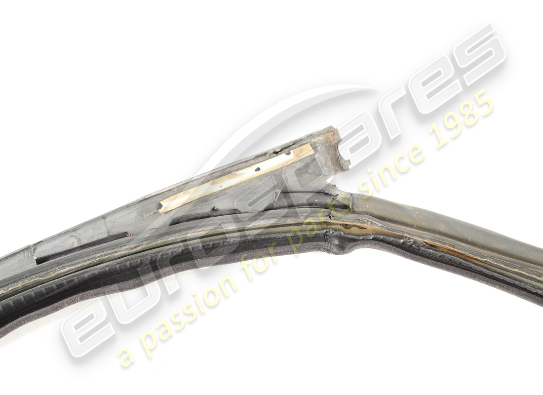 joint en caoutchouc de portière gauche d'occasion maserati. numéro de pièce 384500159 (3)