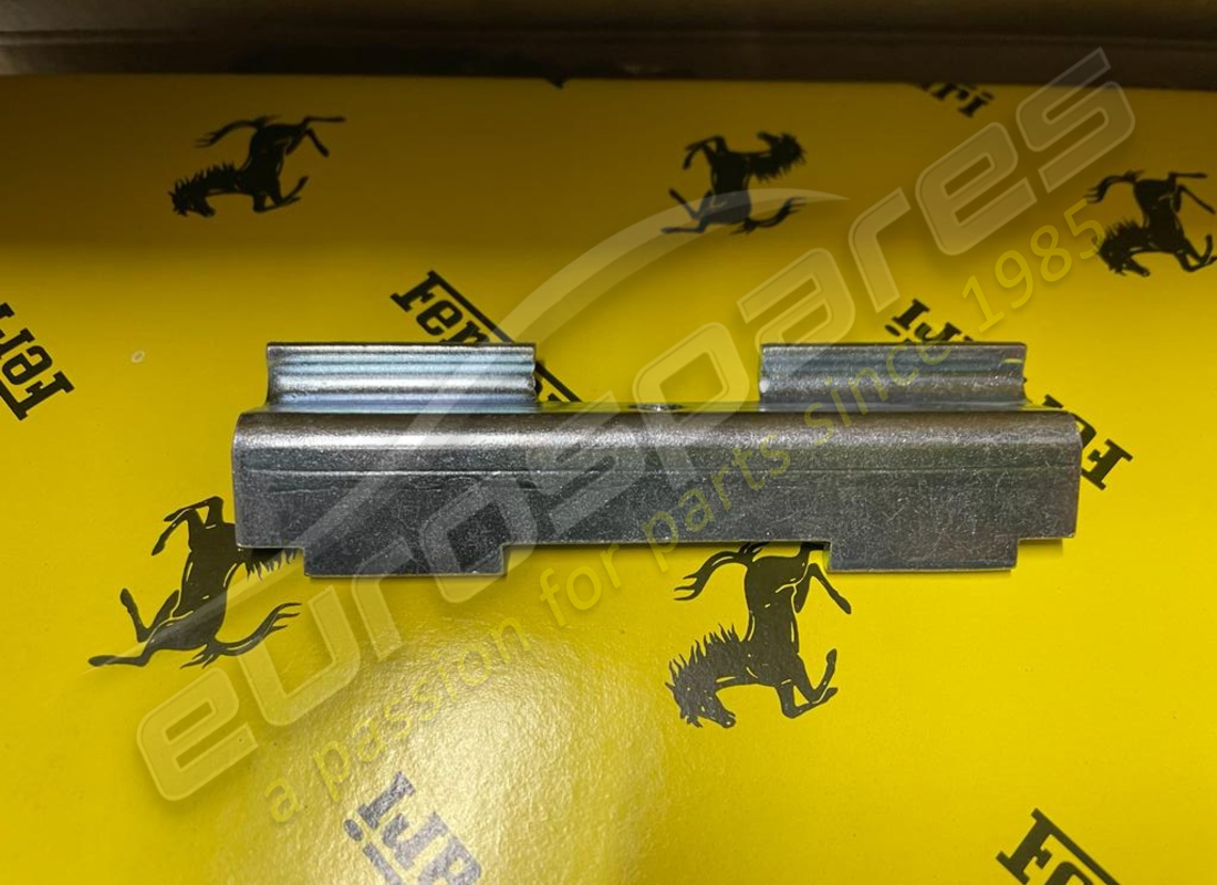 nouveau support ferrari. numéro de pièce 62573400 (2)