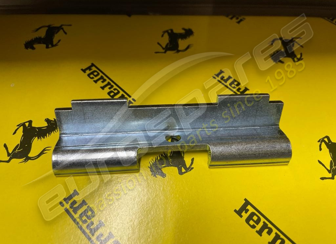 nouveau support ferrari. numéro de pièce 62573400 (3)