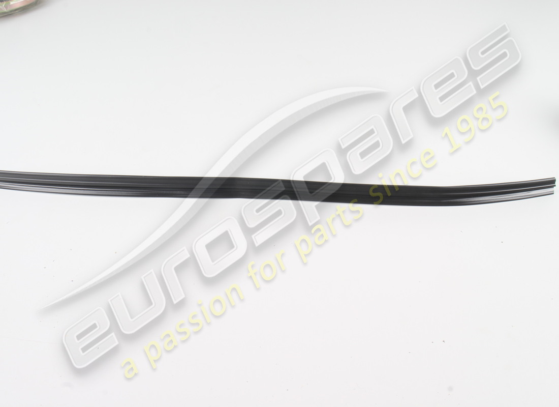 nouvelle moulure rh ferrari. numéro de pièce 61546800 (1)