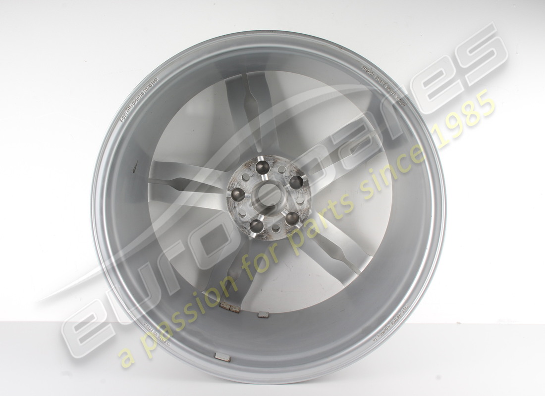 utilisé ferrari roue arrière. numéro de pièce 328871 (2)