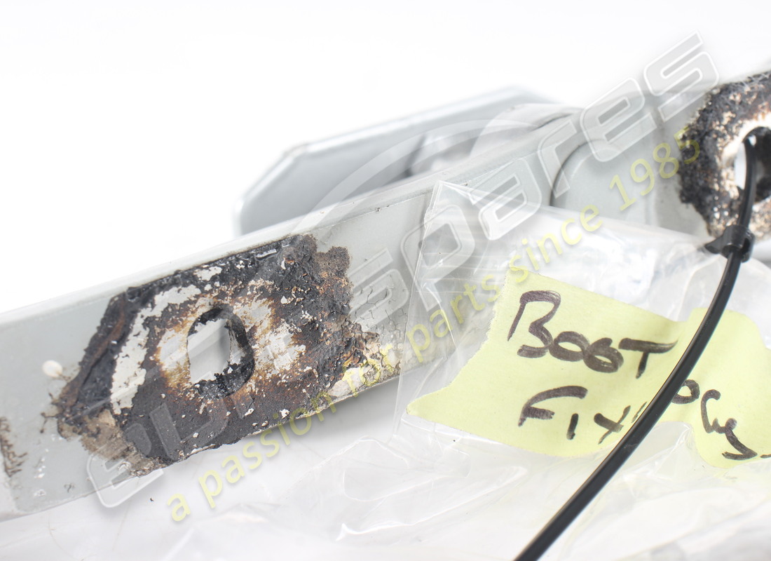 CHARNIÈRE DE COUVERCLE GAUCHE D'OCCASION FERRARI. NUMÉRO DE PIÈCE 63143100 (3) charnière de couvercle gauche d'occasion ferrari. numéro de pièce 63143100 (3)