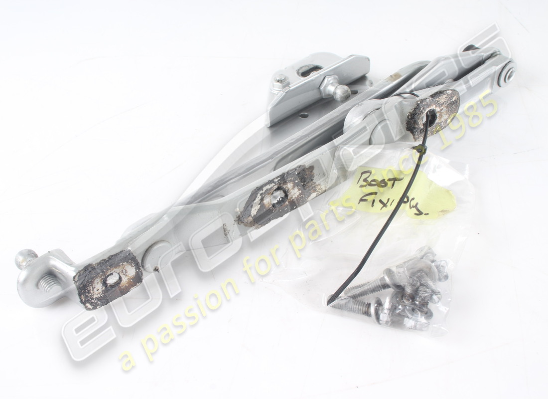 CHARNIÈRE DE COUVERCLE GAUCHE D'OCCASION Ferrari. NUMÉRO DE PIÈCE 63143100 (1) CHARNIÈRE DE COUVERCLE GAUCHE D'OCCASION Ferrari. NUMÉRO DE PIÈCE 63143100 (1)