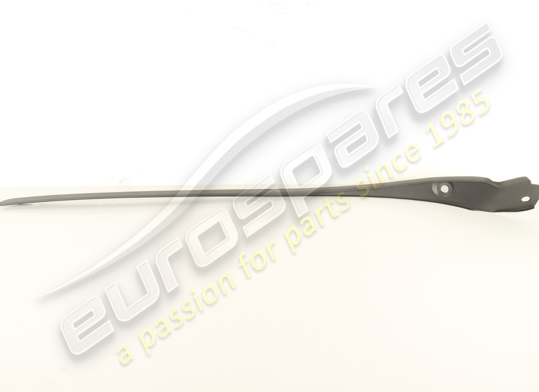 nouvelle moulure gauche maserati. numéro de pièce 670142160 (1)