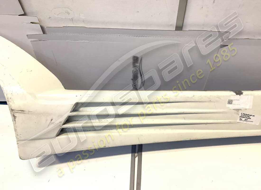 nouveau lamborghini couvercle extérieur de jupe droit. numéro de pièce 007010070 (2)