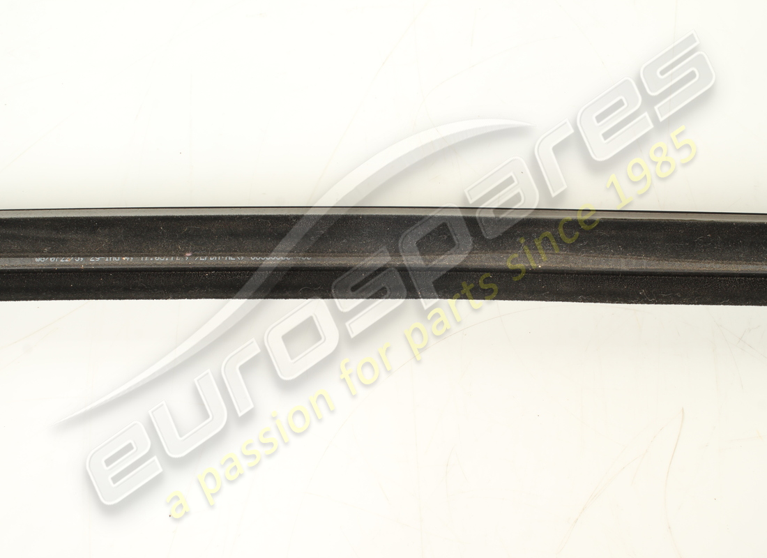 joint de grattoir de vitre extérieure droit d'occasion maserati. numéro de pièce 82076000 (9)