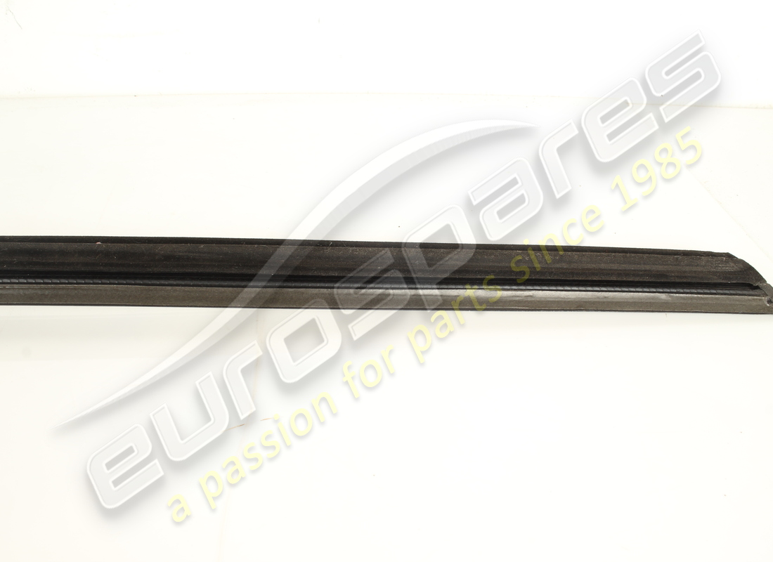 joint de grattoir de vitre extérieure droit d'occasion maserati. numéro de pièce 82076000 (8)