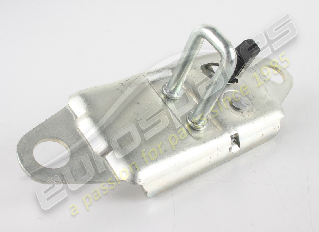 nouveau maserati attachement de coffre. numéro de pièce 80052800 (1)