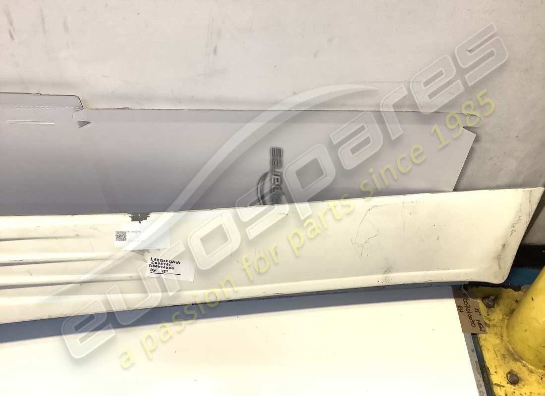 nouveau lamborghini couvercle extérieur de jupe droit. numéro de pièce 007010070 (3)
