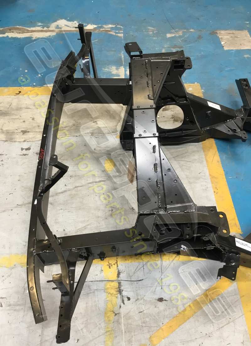 nouveau sous-châssis arrière ferrari. numéro de pièce 985280290 (2)
