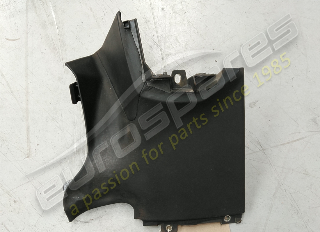GARNITURE LATÉRALE GAUCHE DE L'ÉCRAN ARRIÈRE Ferrari ENDOMMAGÉE. NUMÉRO DE PIÈCE 88028200 (1)