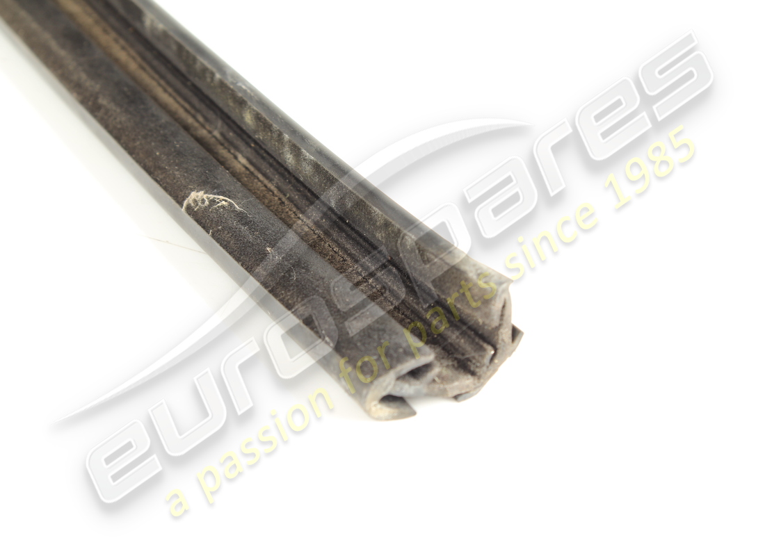 joint de guide de fenêtre gauche d'occasion maserati. numéro de pièce 377780123 (2)
