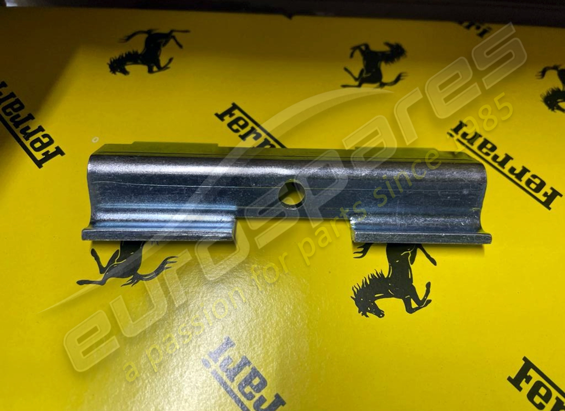 nouveau support ferrari. numéro de pièce 62573400 (1)