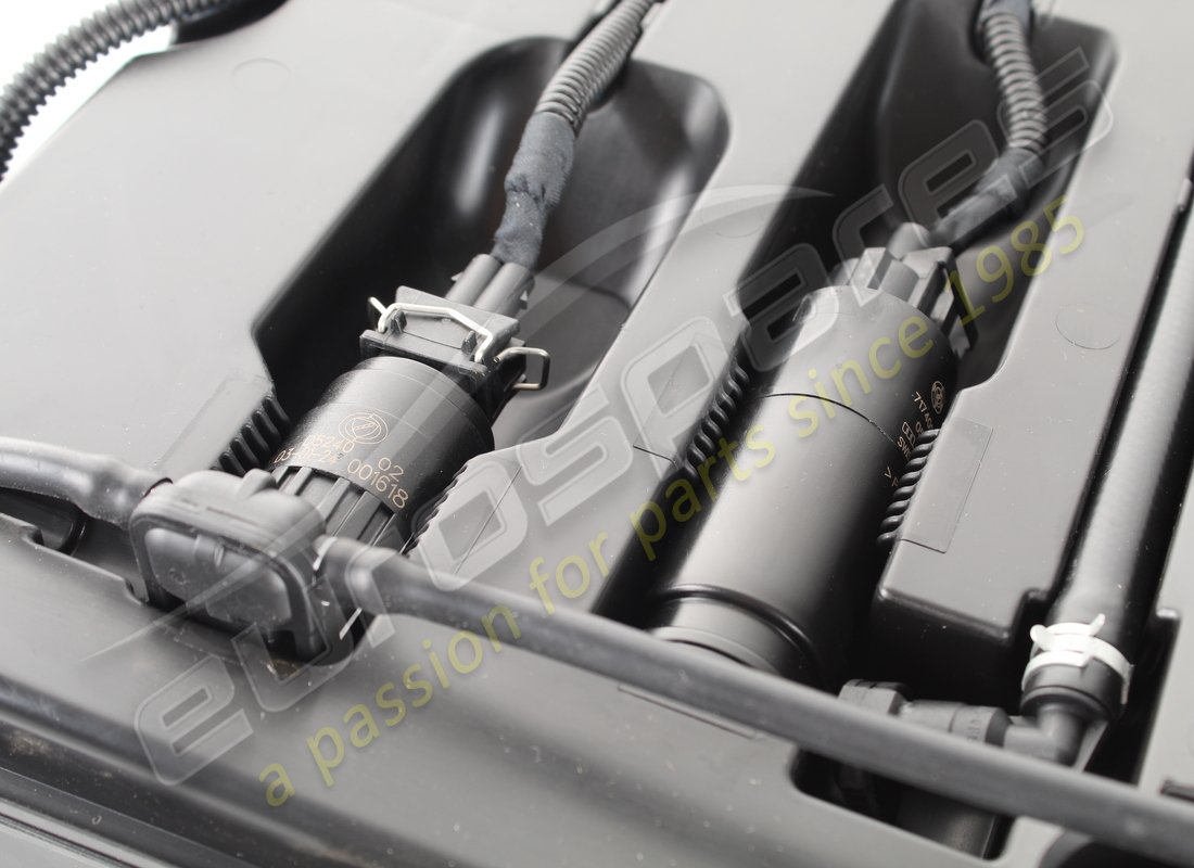 NOUVEAU RÉSERVOIR DE RONDELLE -GLACE MASERATI. NUMÉRO DE PIÈCE 670032343 (3) nouveau réservoir de rondelle -glace maserati. numéro de pièce 670032343 (3)