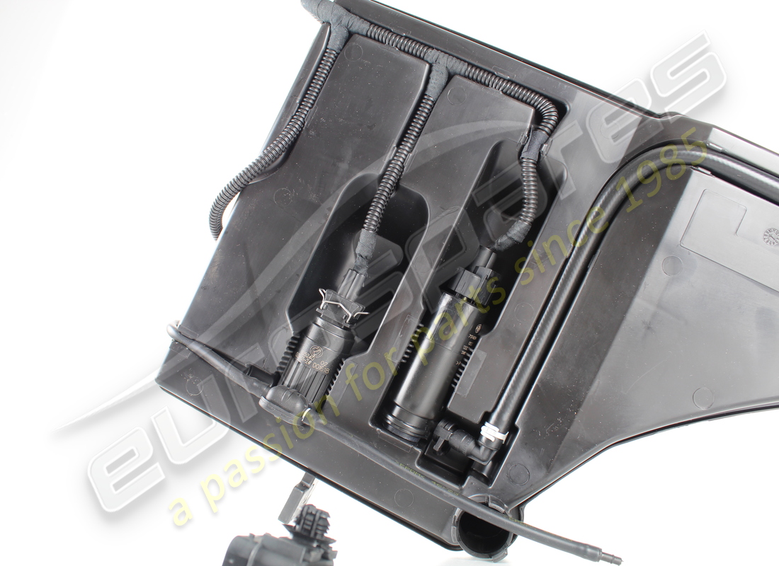 NOUVEAU RÉSERVOIR DE RONDELLE -GLACE MASERATI. NUMÉRO DE PIÈCE 670032343 (2) nouveau réservoir de rondelle -glace maserati. numéro de pièce 670032343 (2)