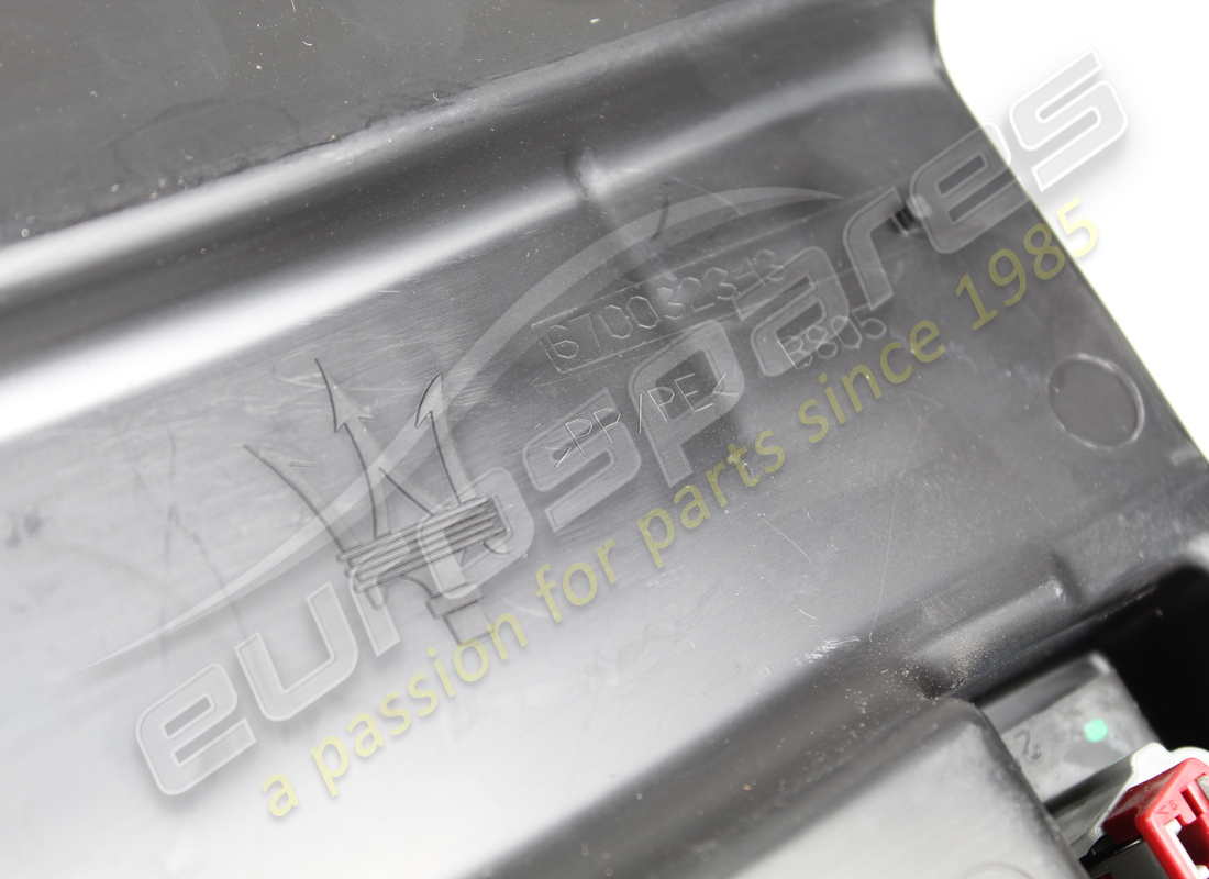 NOUVEAU RÉSERVOIR DE RONDELLE -GLACE MASERATI. NUMÉRO DE PIÈCE 670032343 (6) nouveau réservoir de rondelle -glace maserati. numéro de pièce 670032343 (6)