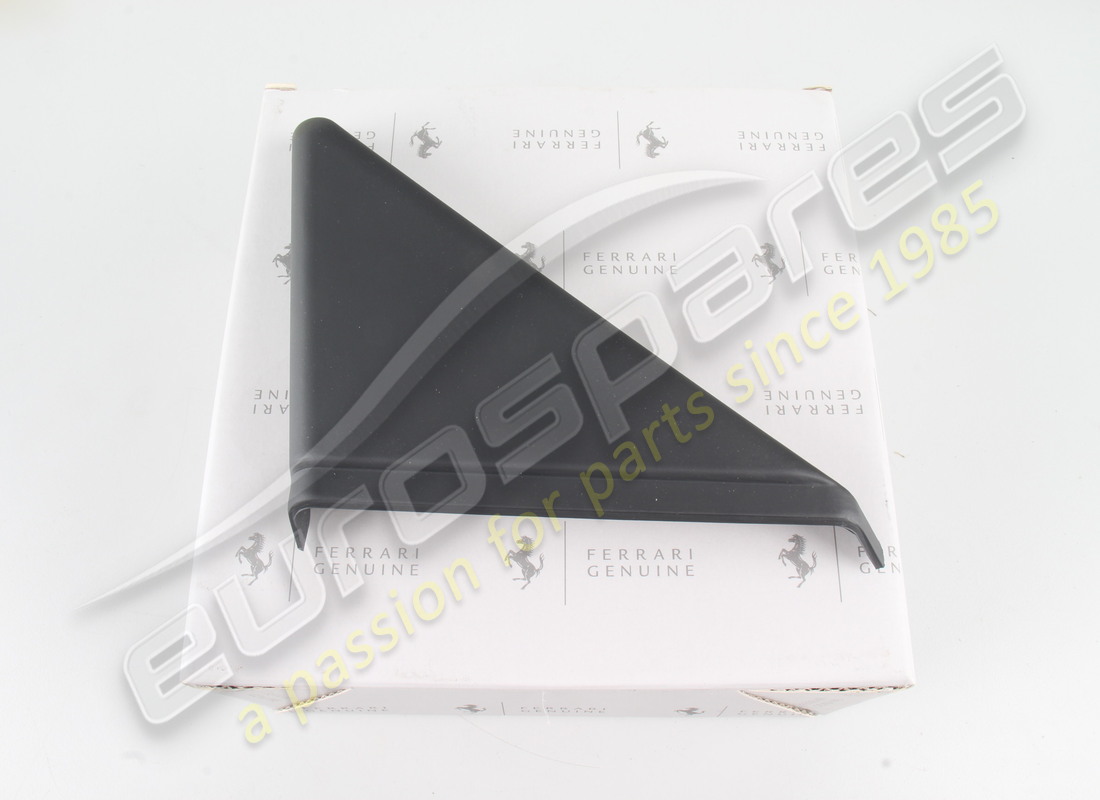 nouveau ferrari triangle de moulure intérieure gauche. numéro de pièce 64586400 (1)