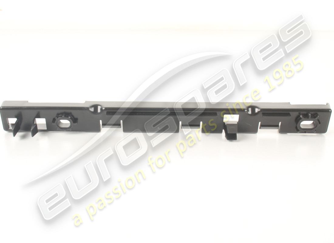 nouveau support de jupe latéral droit maserati. référence 670006111 (2)