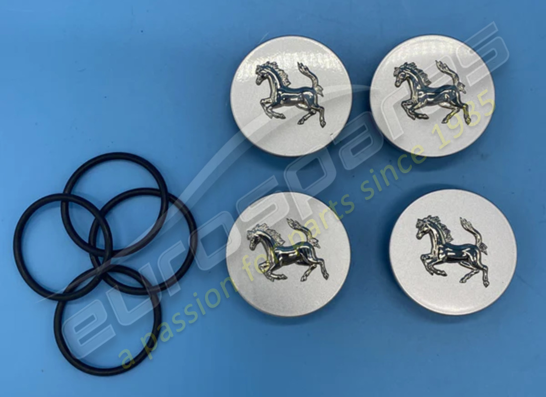 nouveau ferrari cheval en aluminium surélevé sur enjoliveur gris argent. numéro de pièce 70001349 (1)