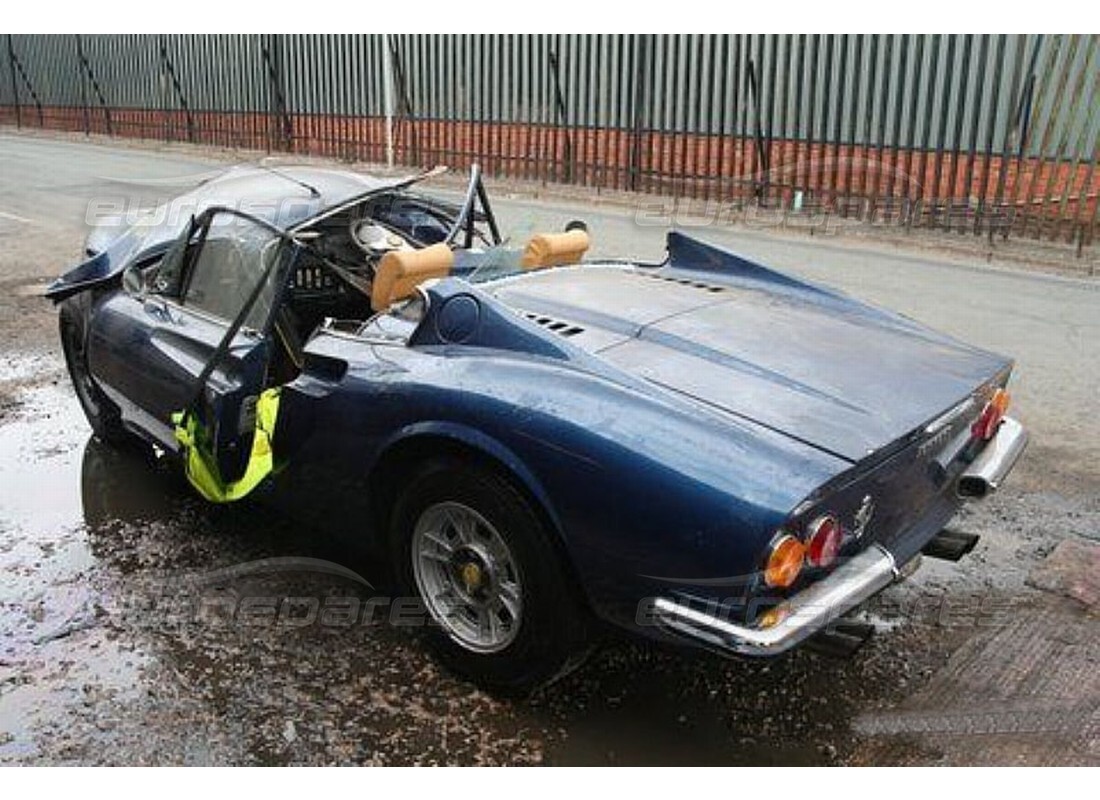ferrari 246 dino (1975) en préparation pour démantèlement à eurospares