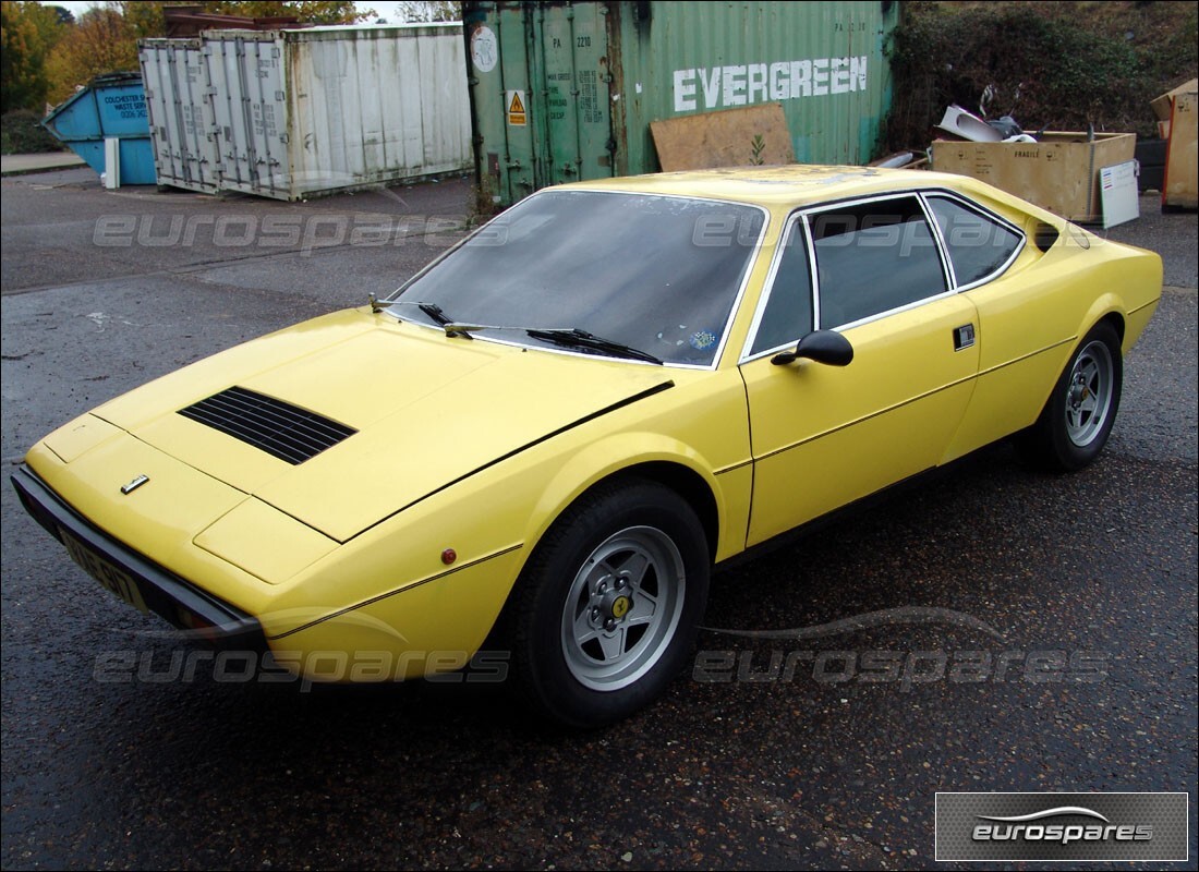 ferrari 308 gt4 dino (1976) en préparation pour démantèlement à eurospares