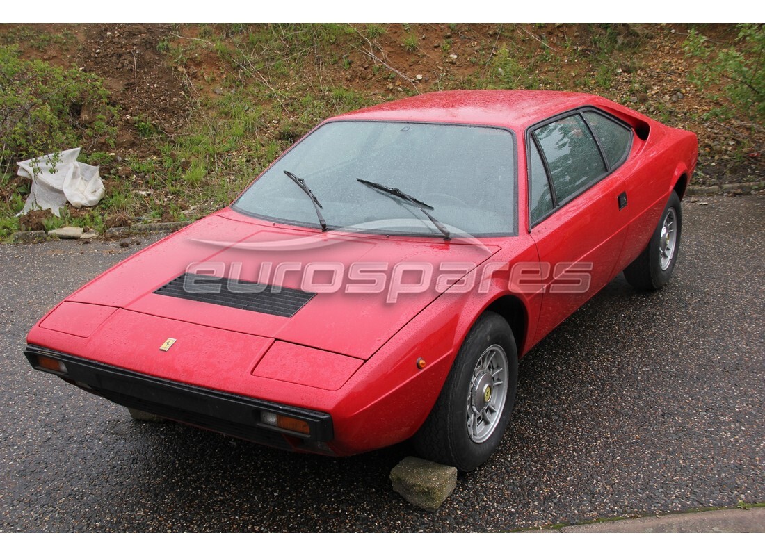 ferrari 308 gt4 dino (1976) en préparation pour démantèlement à eurospares